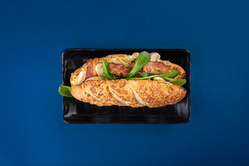 Parmesan bread with cheese, mushrooms, bacon and rucula