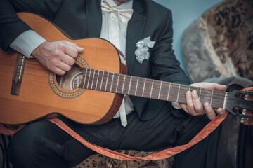 Fototapeta na wymiar the groom plays the guitar. male musician