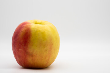 Apfel auf weißem Grund