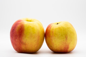 Äpfel auf weißem Hintergrund