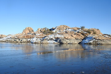 Fototapeta na wymiar The beautiful winter scenery of Willow Lake, in Prescott, Arizona.