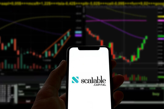 Smartphone zeigt Logo des Brokers scalable .capital, Trading, Investieren, B&ouml;rsenhandel, Aktienhandel, Neobroker, 2021