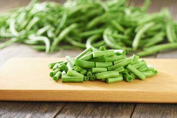 chopped green beans on a cutting board, rustic style.