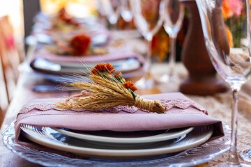 Mesa reservada para convidados, decorada para evento ou festa de casamento. Mesa posta para festa...