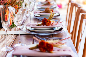 Mesa reservada para convidados, decorada para evento ou festa de casamento. Mesa posta para festa...