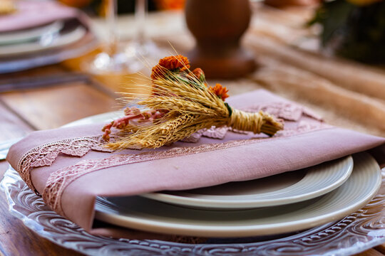 Mesa reservada para convidados, decorada para evento ou festa de casamento. Mesa posta para festa de casamento.