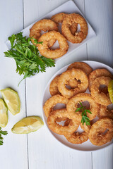 
calamares a la romana, fritos en un ambiente rústico