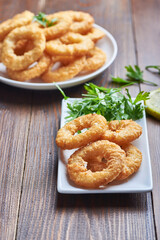 
calamares a la romana, fritos en un ambiente rústico