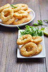 
calamares a la romana, fritos en un ambiente rústico