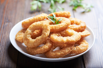 
calamares a la romana, fritos en un ambiente rústico