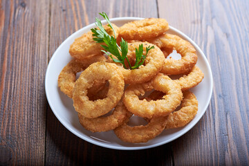 
calamares a la romana, fritos en un ambiente rústico