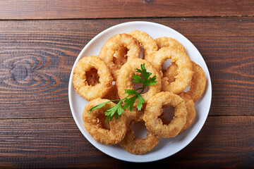 
calamares a la romana, fritos en un ambiente rústico