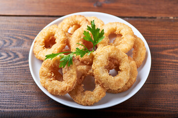 
calamares a la romana, fritos en un ambiente rústico