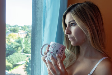 mujer joven tomando café en la ventana!!!