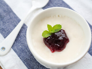 ブルーベリージャムを添えたミルクプリン