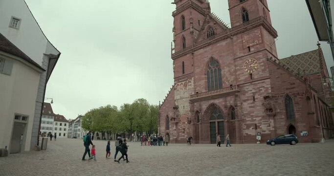 View of the entrance to the Basler M&uuml;nster cathedral and the M&uuml;nsterplatz square