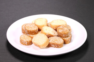 皿に盛ったラスク