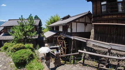 夏の観光名所馬籠宿の風景と観光客の姿