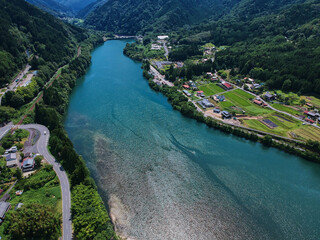 ドローンで空撮した夏の長野県の木曽川流域の風景