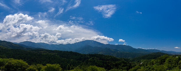 ドローンで空撮した夏の長野県の山のパノラマ風景