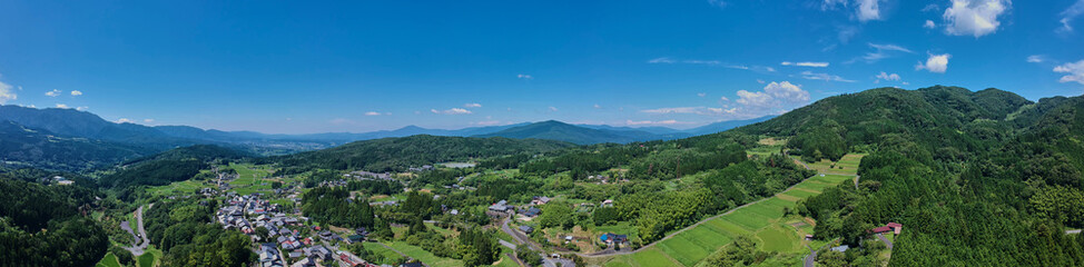 ドローンで空撮した夏の観光名所馬籠宿のパノラマ風景