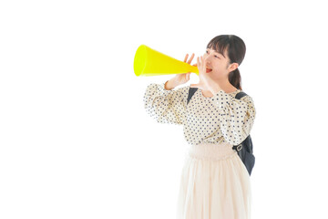 スーパーでキャッシュレス決済をする若い女性