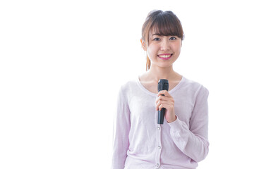 マイクで話す女性