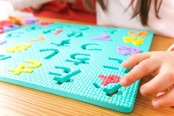 家で勉強をする親子