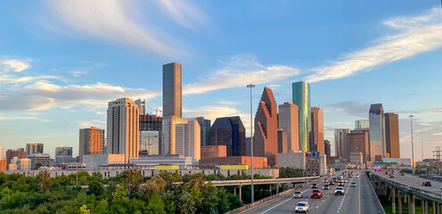 Houston skyline at twilight with freeway traffic in foreground. - obrazy, fototapety, plakaty