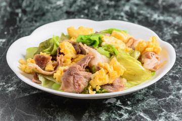 豚肉とレタスと卵の炒め物