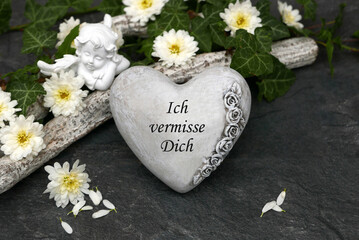 Herz mit dem Schriftzug ich vermisse dich,