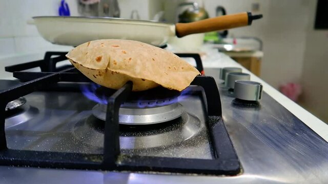 Phulka or Roti is an Indian flatbread. This clip shows the rising of Roti or Phulka on an open flame.