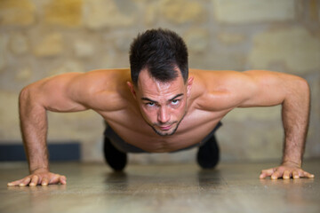 Obraz premium middle-aged sportsman standing in plank position
