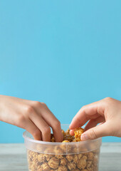 Kids eating caramel popcorn together. ポップコーンを一緒に食べる子供達	