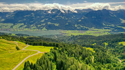 Der Sarnersee vom Glaubenberg aus zu sehen, Luftaufnahme August 2021, Schweiz