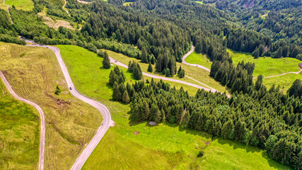 Der Glaubenberg und seine Passstrasse auf der Luft betrachtet, Schweiz (August 2021)