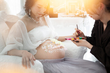 お腹にアートを描く妊婦