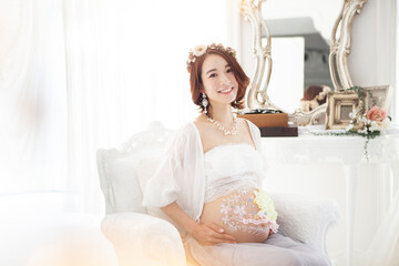 マタニティアートを施した美しい妊婦の女性