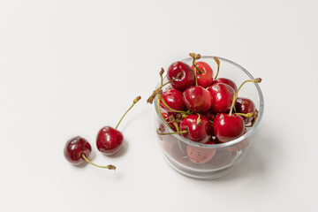 Obraz na płótnie Canvas Bowl of fresh sweet cherries on white background, top view