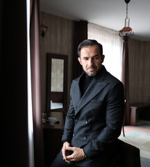 Dostojny mężczyzna w dwurzędowej marynarce.  © marriaci_photo