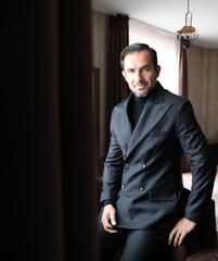 Dostojny mężczyzna w dwurzędowej marynarce.  © marriaci_photo