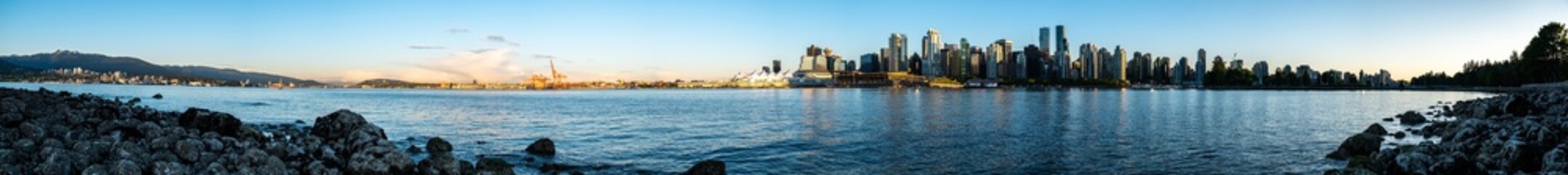 Fototapeta premium Super Panorama from North Vancouver to Vancouver downtown