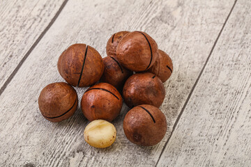 Obraz premium Brown macadamia nut heap over background