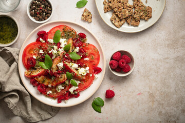 Salade estivale tomates et fruits nectarine framboises