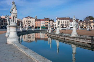 Obraz premium Padova. Prato della Valle. Canale con statue di personaggi del passato.