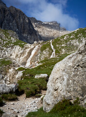Der Wasserfall am sogenannten grünen Buckel im Höllental auf dem Weg zur Zugspitze