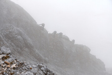 Nebel im Höllental Klettersteig auf dem Weg zur Zugspitze im Sommer