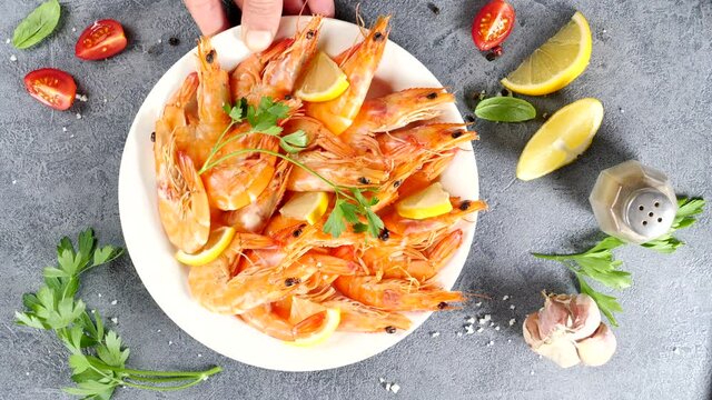 plate of shrimp and lemon