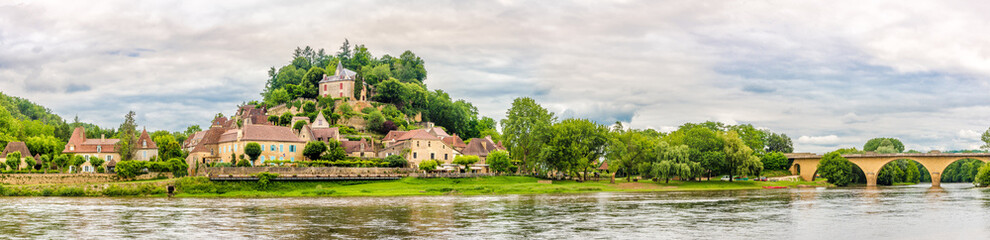 Fototapeta na wymiar Panoramic view at the Limeuil village with Dordogne river in France