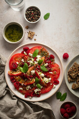 Salade estivale tomates et fruits nectarine framboises